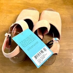 NWT Toms wedges - size 7.5 - cool pink - suede - perfect for late summer/fall!